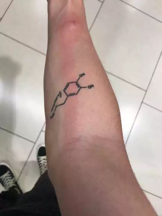 小伙被蚂蚁咬了一口,小伙被虫咬住了一下