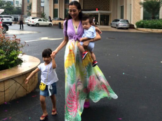 陈浩民妻子五年剖腹产生四胎，从不坐月子，如今开始出现后遗症