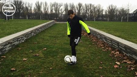 足球教学起球过人技巧,足球技巧平地起球