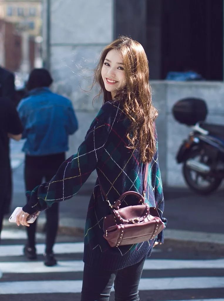 好看的格纹毛衣非常百搭好看,明星同款棋盘格开衫毛衣