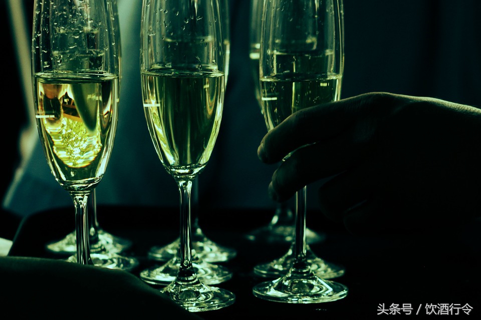 朋友聚会酒怎么喝不尴尬,朋友聚会如何避免尴尬游戏