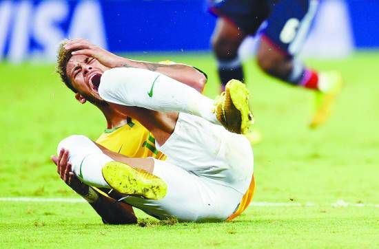 聊聊足球场的肮脏动作，内马尔太揪心，C罗不是不报时候未到