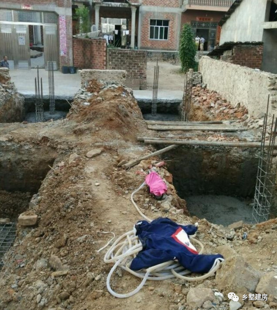 农村小伙打工25年发200万建房子,农村小伙200平米自建房