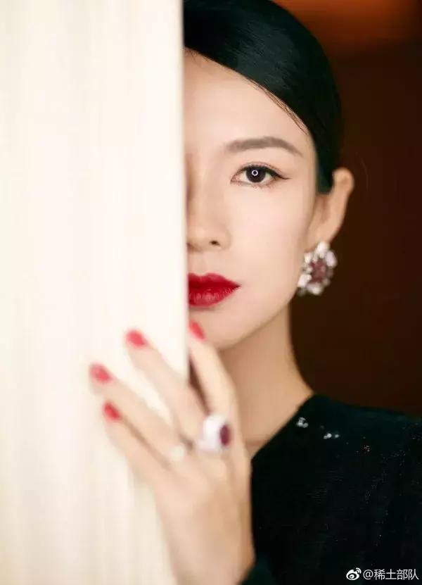 气质气场兼具的章子怡最喜欢用的口红色号！