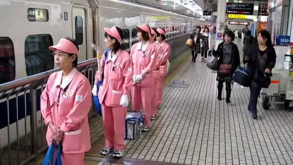 日本再次点名中国游客?便利店放中文公告牌,看清上面字当场怒了