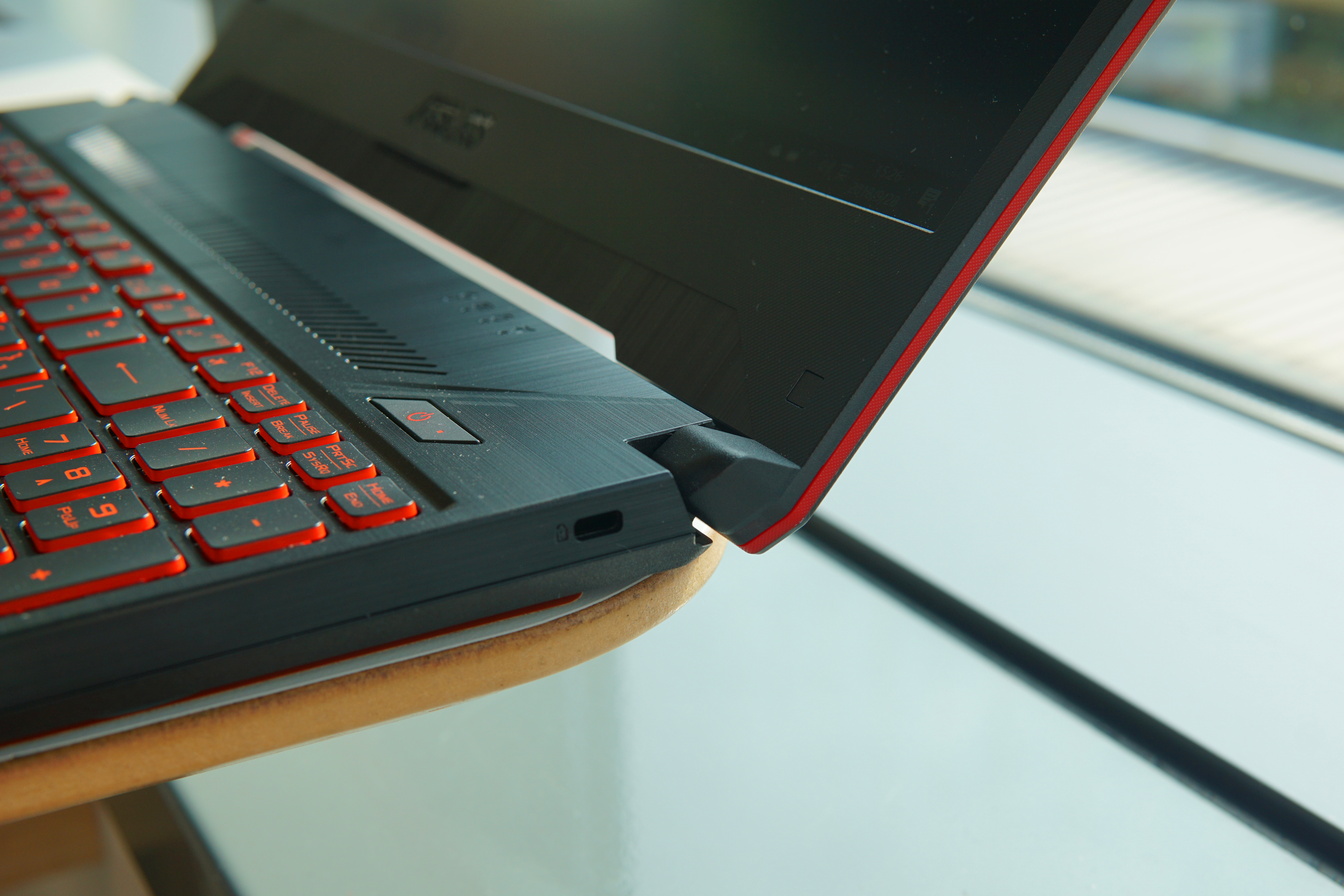 华硕飞行堡垒6更换屏幕多少钱,华硕飞行堡垒6全金属外壳吗