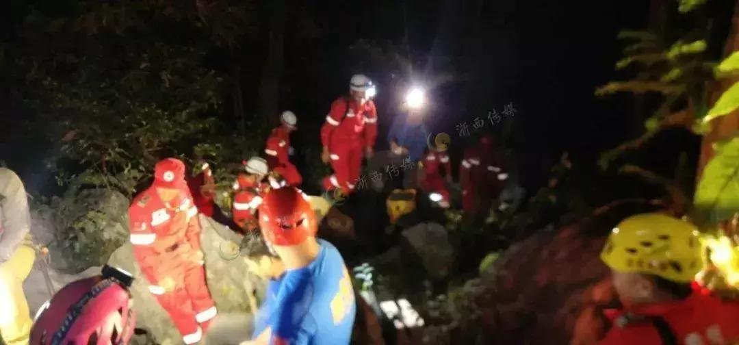 40名驴友迷路深山多方合力救援,驴友被困11小时连夜搜寻成功营救