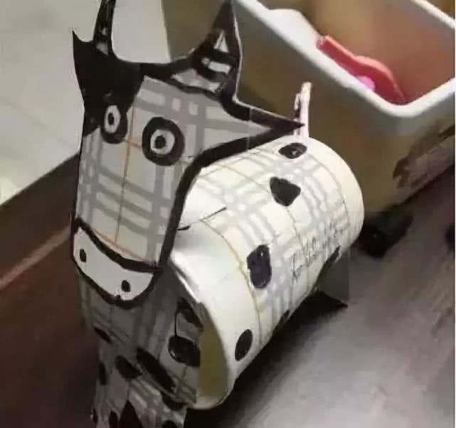 一群孩子吃棒冰,家长给孩子吃棒棒冰