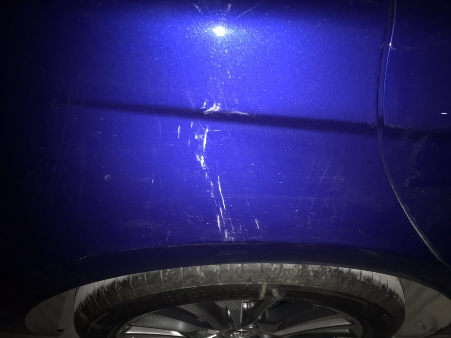 停在车库里的小汽车,停在车库里面有很多黄色锈迹