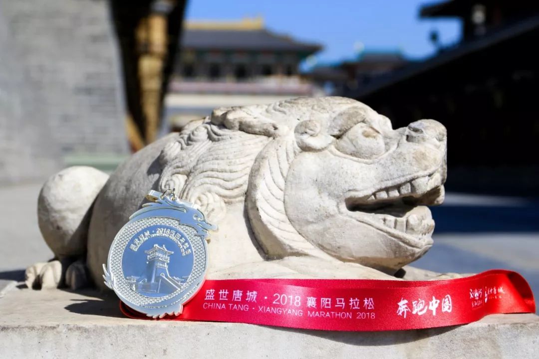 祥云衬托，卧龙环绕，襄马奖牌C位出道