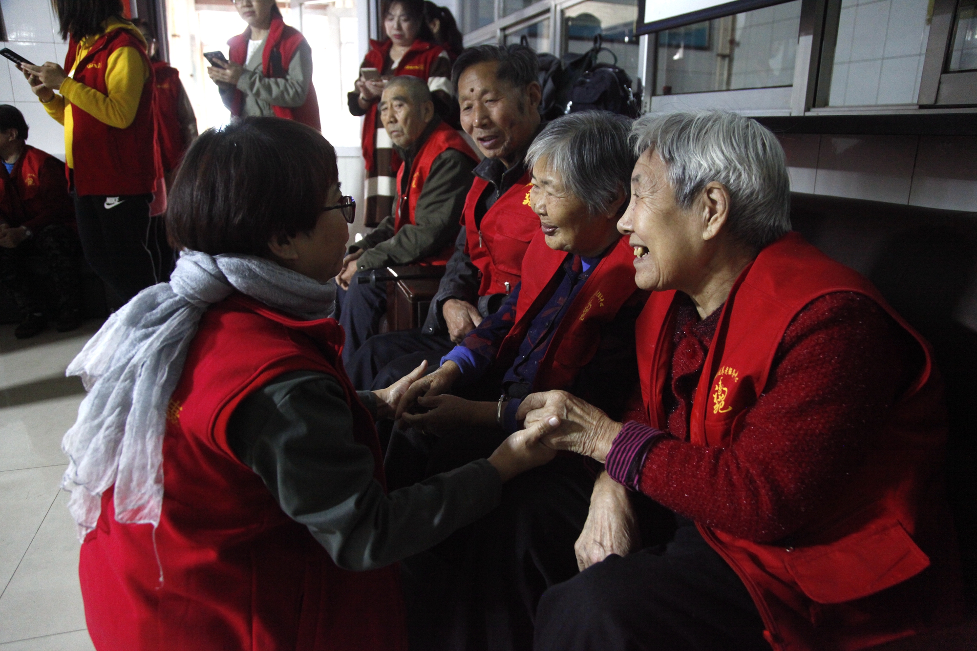 一份份爱心走进井陉福寿苑养老院，这个重阳老人不寂寞