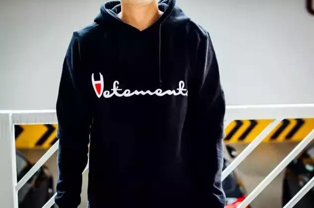 champion最经典的一款卫衣,白色连帽champion卫衣搭配女