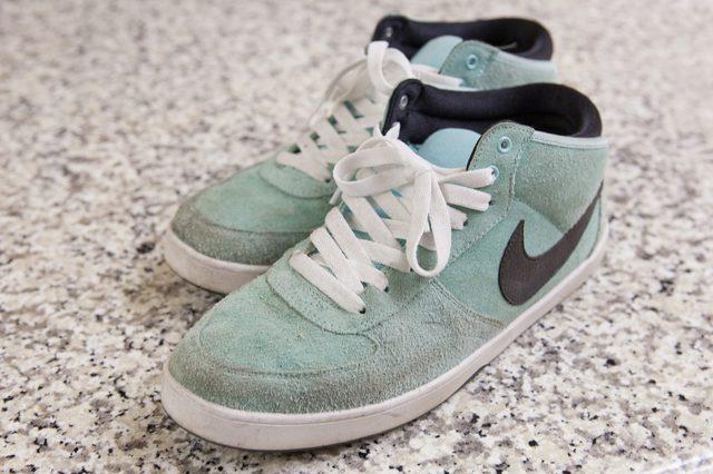 麂皮鞋清洁神器,黑色麂皮鞋发白最简单的处理方法