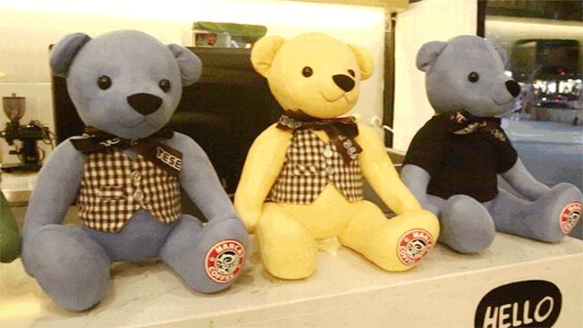 南阳shou家全透明撸猫咖啡馆！有手臂长的牛排！面包届的法拉利！