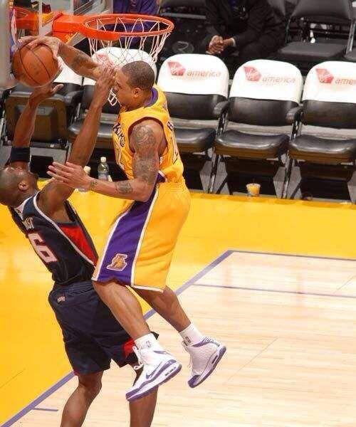 盖个帽头都能撞板？乔丹上演飞天追帽，Zion这身体难怪叫小詹姆斯