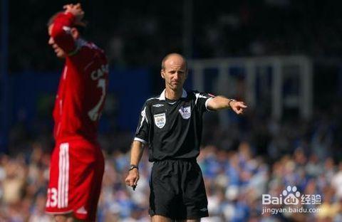 足球裁判吹哨规则和手势教学,足球裁判吹哨规则和手势