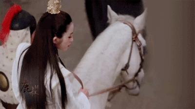 香港90年代她背景大到没人敢惹，遭赵薇横刀*爱夺**，今50岁被疑整容