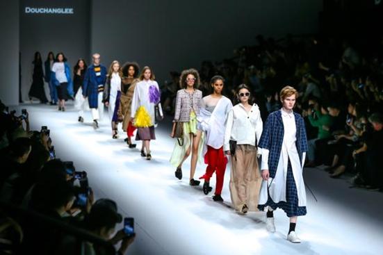 DOUCHANGLEE最新2019春夏SIGNAL系列挑战信号错置服装尺度