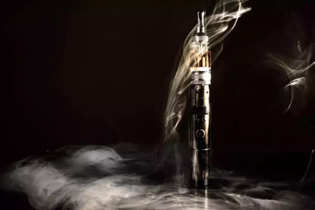 用电子烟和普通烟哪个危害大,一般纸烟与电子烟哪个伤害更大