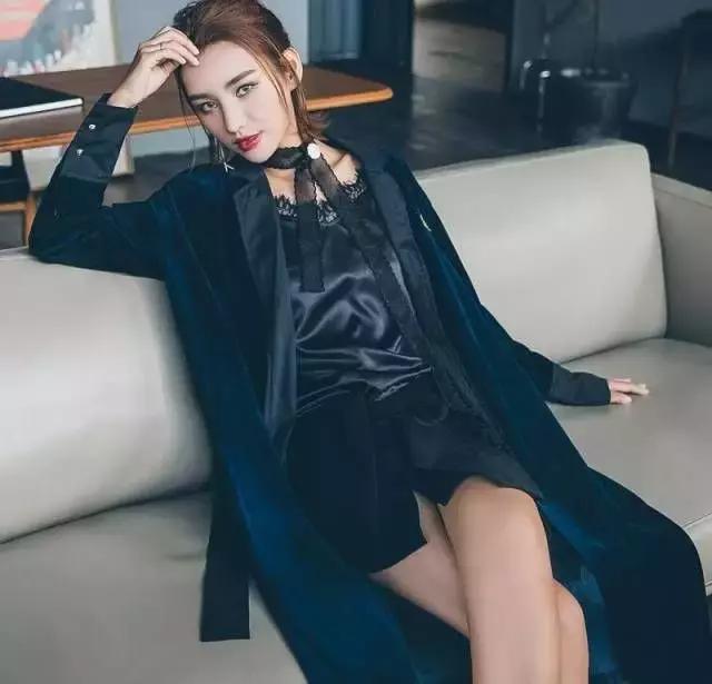 今年流行丝绒单品,冬季丝绒单品搭配