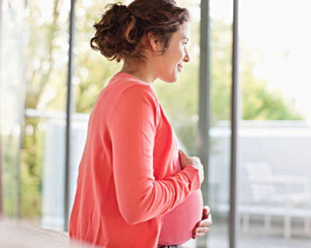 女人生孩子肚子很疼压着肚子睡觉,女人生孩子被别人踹疼得大哭大叫