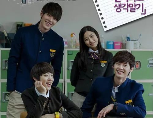 2岁宝宝拿妈妈口红乱涂,2岁女儿拿口红画画