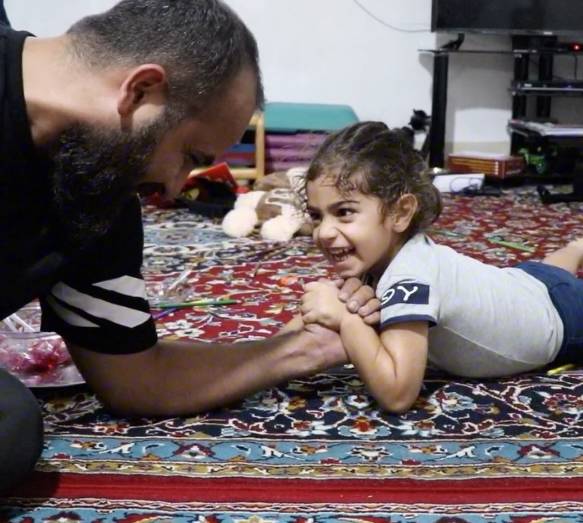 小孩倒立俯卧撑,倒立俯卧撑小学生练八块腹肌