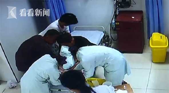 双胞胎女孩误喝饮料,3岁女童拿咳嗽糖浆当饮料喝中毒