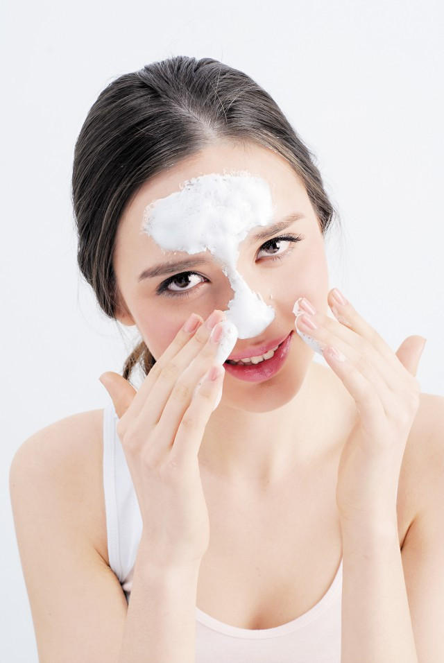 怎么可以缩小鼻子黑头,鼻子大黑头怎么挤出来