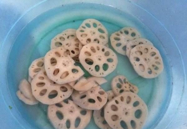 莲藕孔又脏又难清洗？酒店大厨教你1招，“脏东西”自己跑出来！