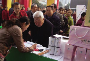 老人5天花了8900买到“包治百病”的神药配料竟是番茄和香菇