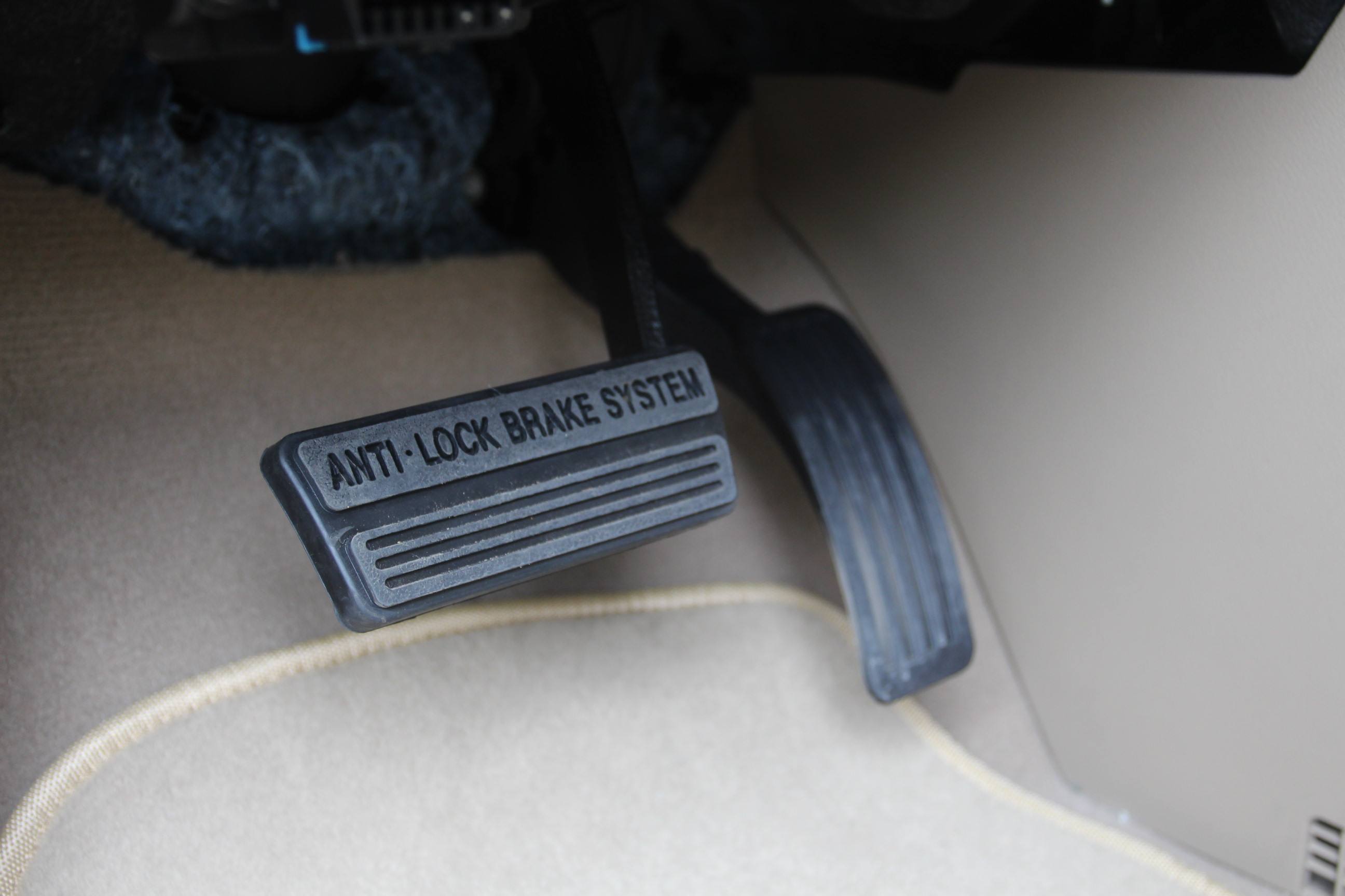 开车的人脚疼,开车膝盖到小腿的地方疼