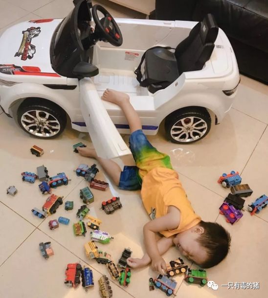 深扒摔跤炫富：原来富婆们20w包包里的东西也没什么了不起