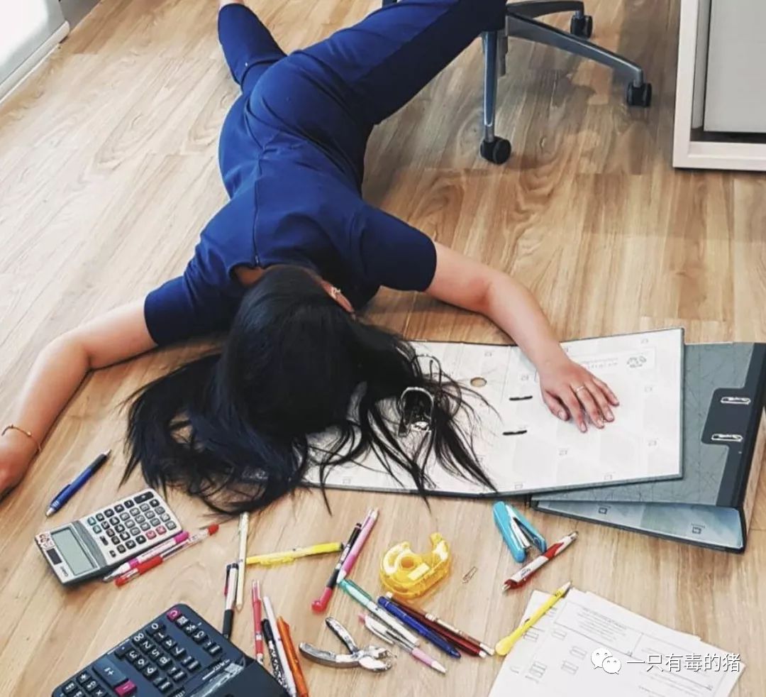 深扒摔跤炫富：原来富婆们20w包包里的东西也没什么了不起