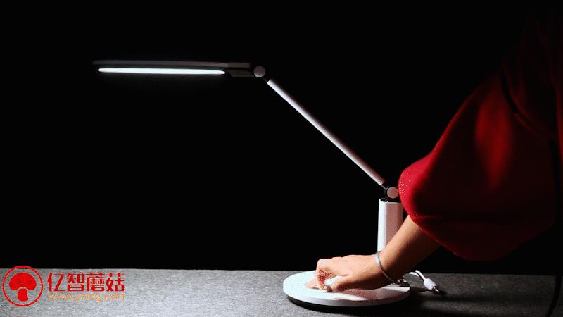 亿智蘑菇评测丨贴身书童——孩视宝护眼灯上手体验