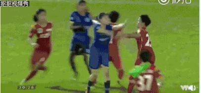 足球场上群殴,女足冲突名场面