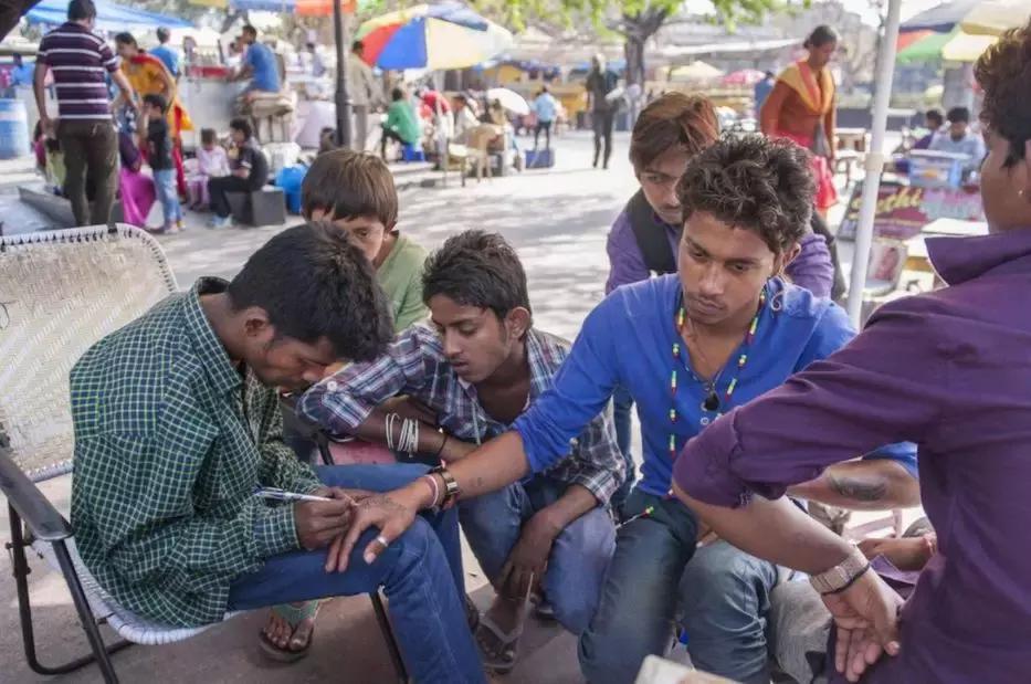 你以为波导完了?让你失望了,它现在是非洲手机之王!