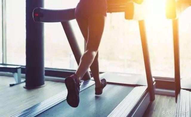 跑步嗓子干恶心是怎么回事,跑步嗓子像火烧一样喘不过气