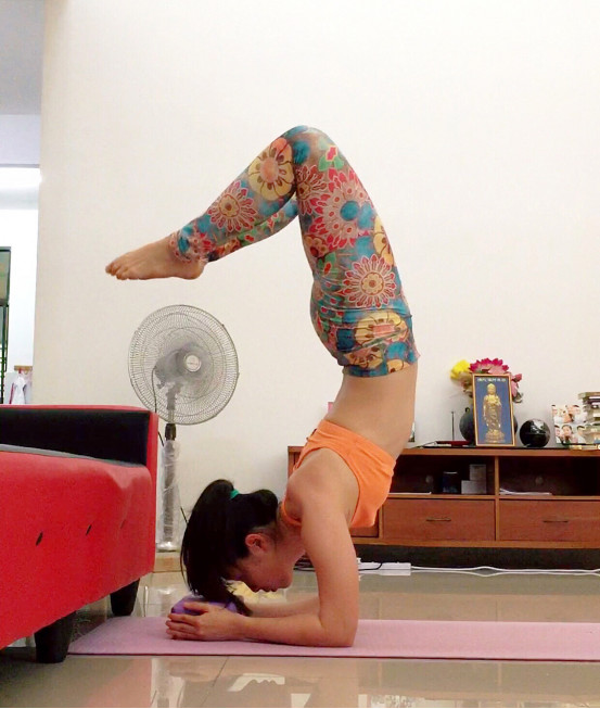 瑜伽站立式腰部训练的正确方法,瑜伽半脊柱扭转辅助手法