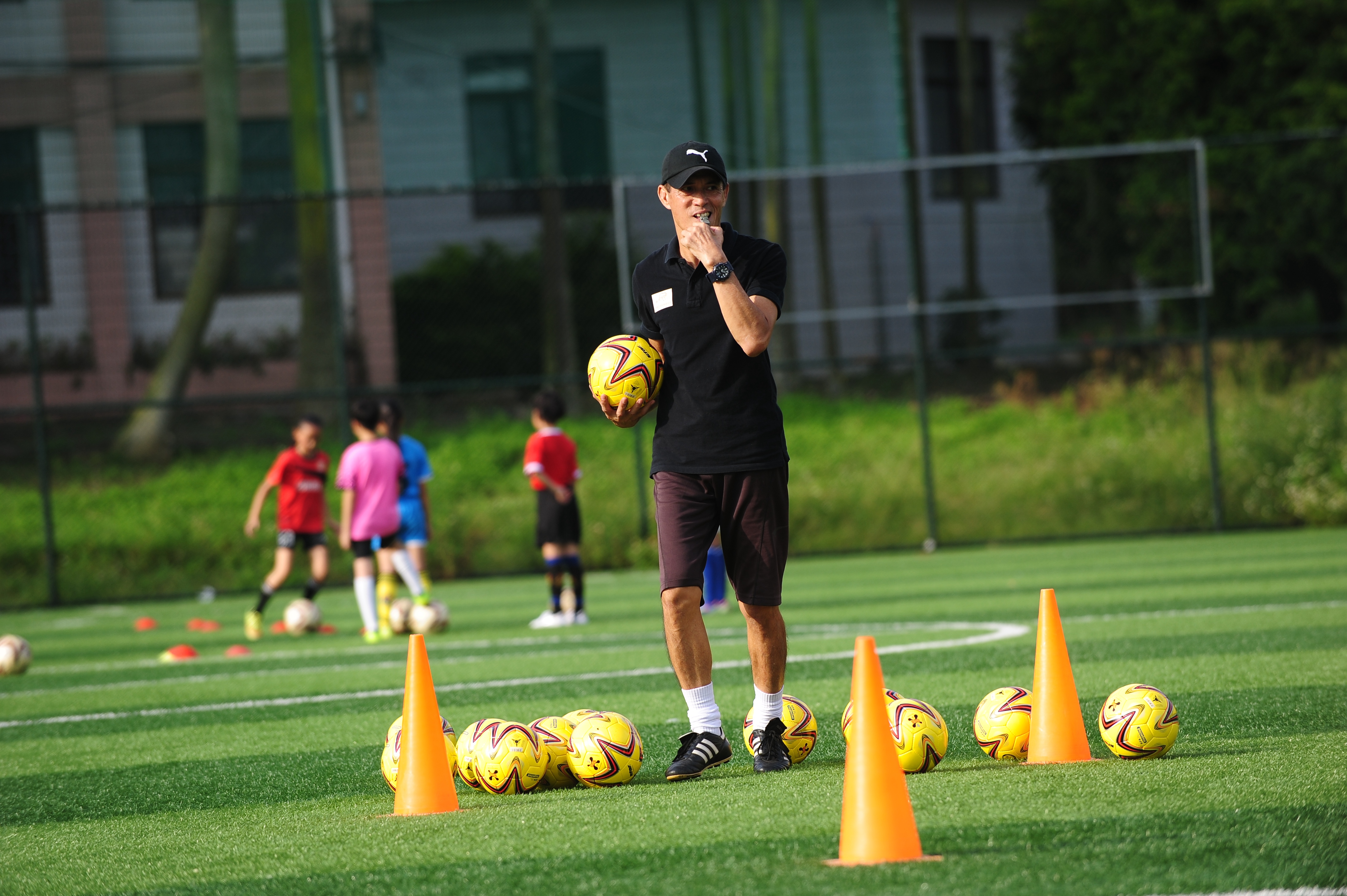 用双手守住湛江足球的未来,陈建中教练
