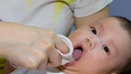 新生宝宝长马牙怎么回事,宝宝长马牙正不正常