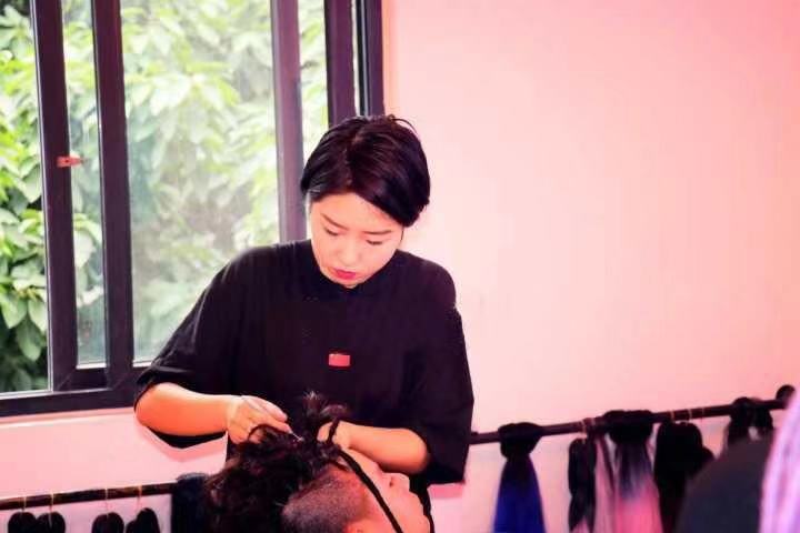 成都脏辫一般多少钱,学编脏辫挣钱吗