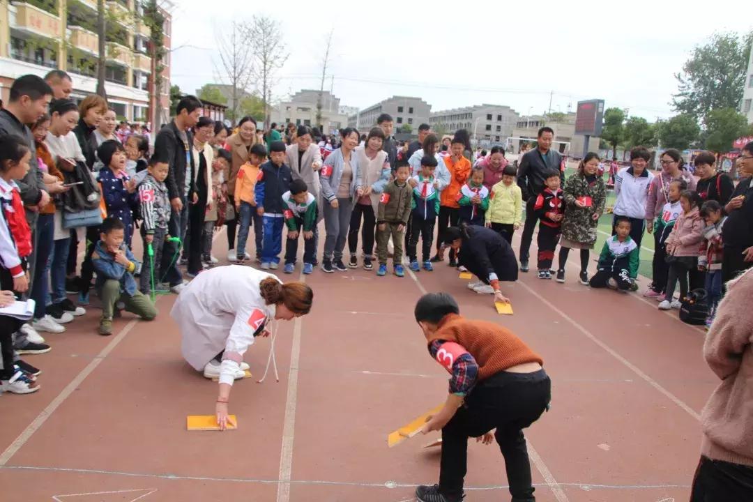 运动会接力赛淮滨小学,运动场上彩旗飘你追我赶逞英豪