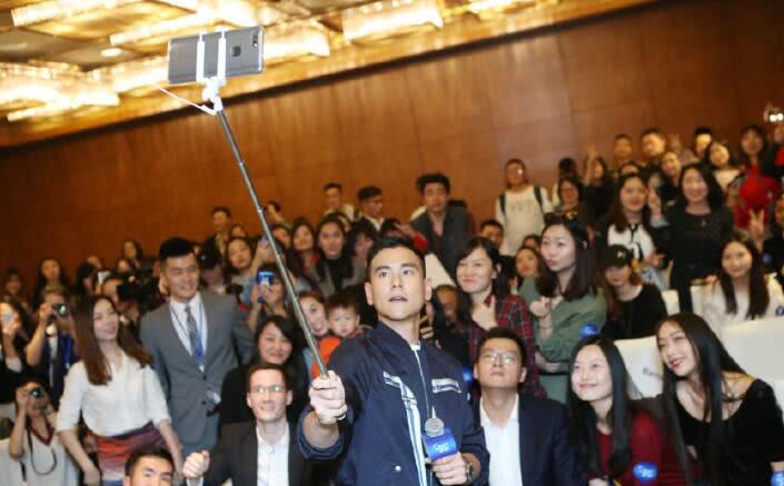 偶遇明星合影的意义,如何跟明星合影教程