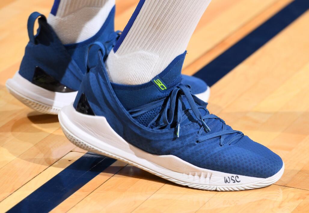 今日球场战靴鉴赏：杜兰特穿鸳鸯配色KD11