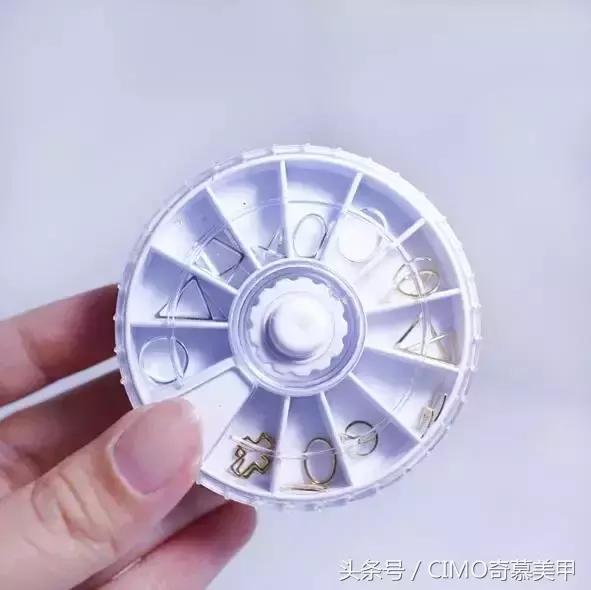 最流行美甲款式教程,最流行的指甲款式教程