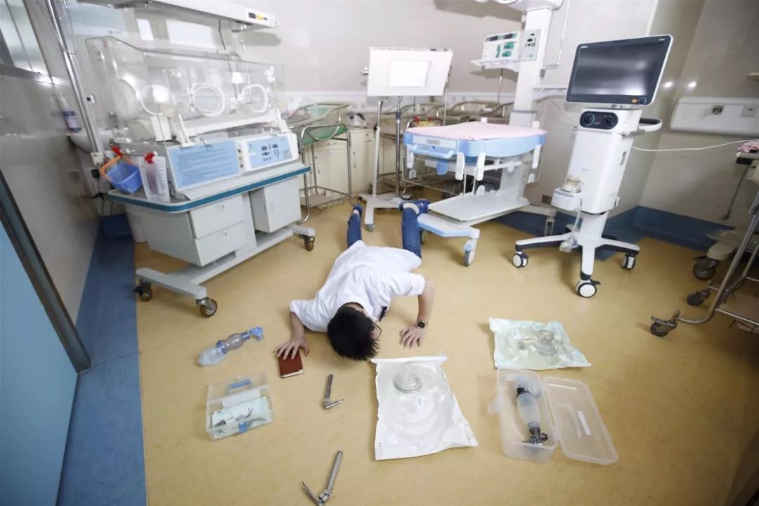 看了这么多炫富摔，这些护士才是最劲爆的~