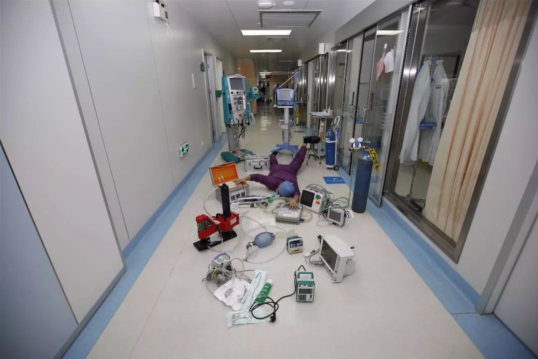 看了这么多炫富摔，这些护士才是最劲爆的~