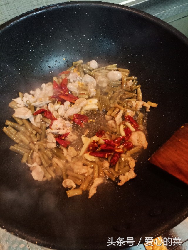 新鲜竹笋炒肉片笋的正确焯水方法,竹笋的家常做法要不要焯水