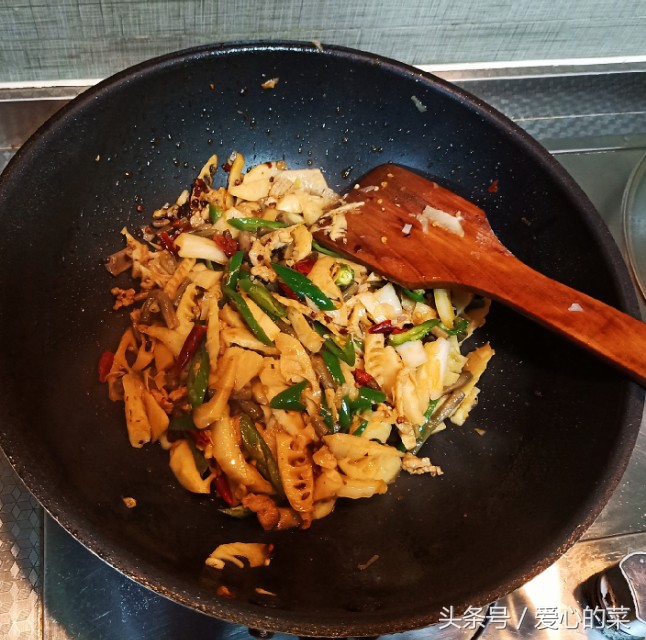 新鲜竹笋炒肉片笋的正确焯水方法,竹笋的家常做法要不要焯水